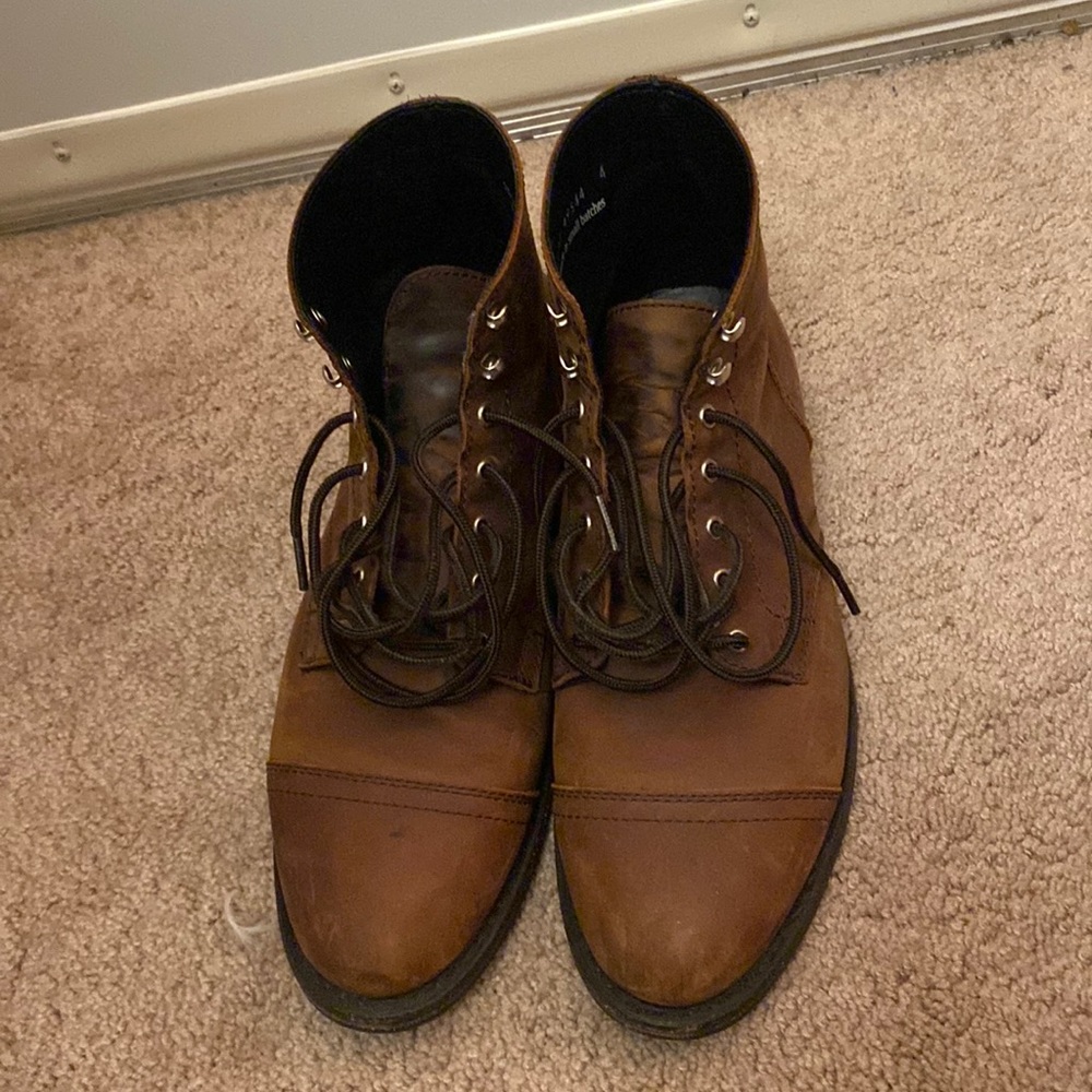 Men’s size 10.5 wide Thursday Boots